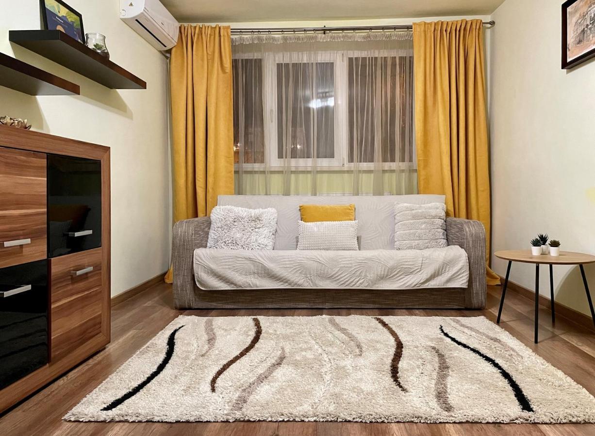Cozy And Clean Apartment, Near National Arena บูคาเรสต์ ภายนอก รูปภาพ